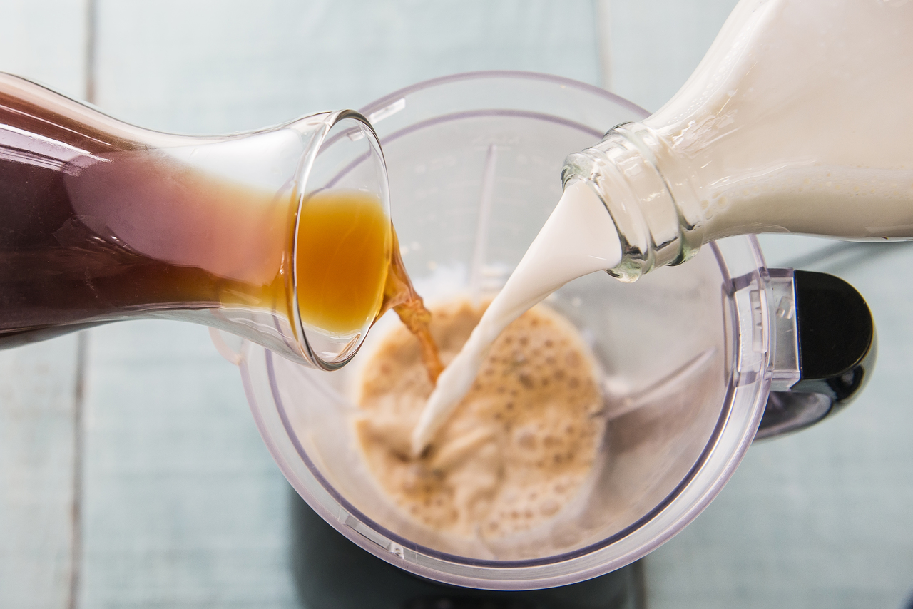 Leite e café gelado: ingredientes do cold brew. Leite e café gelado: ingredientes do cold brew.