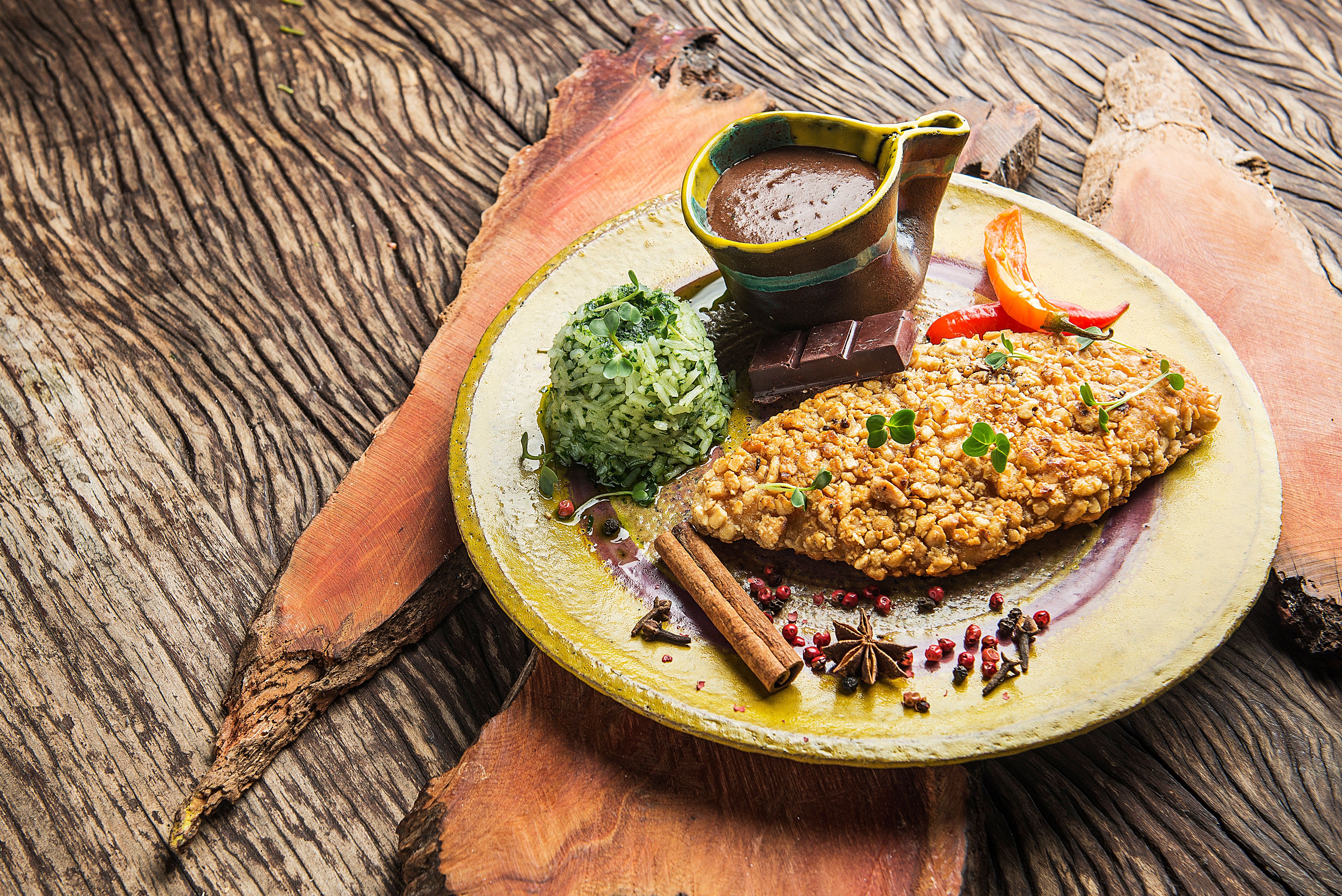 Frango com amendoim e "mole poblano". Frango com amendoim e "mole poblano".