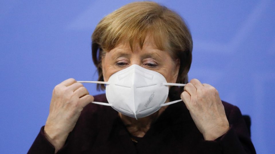 Populistas e hipocondríacos A chanceler alemã Angela Merkel tira sua máscara antes de videoconferência com governadores sobre medidas de combate ao coronavírus, 10 de fevereiro