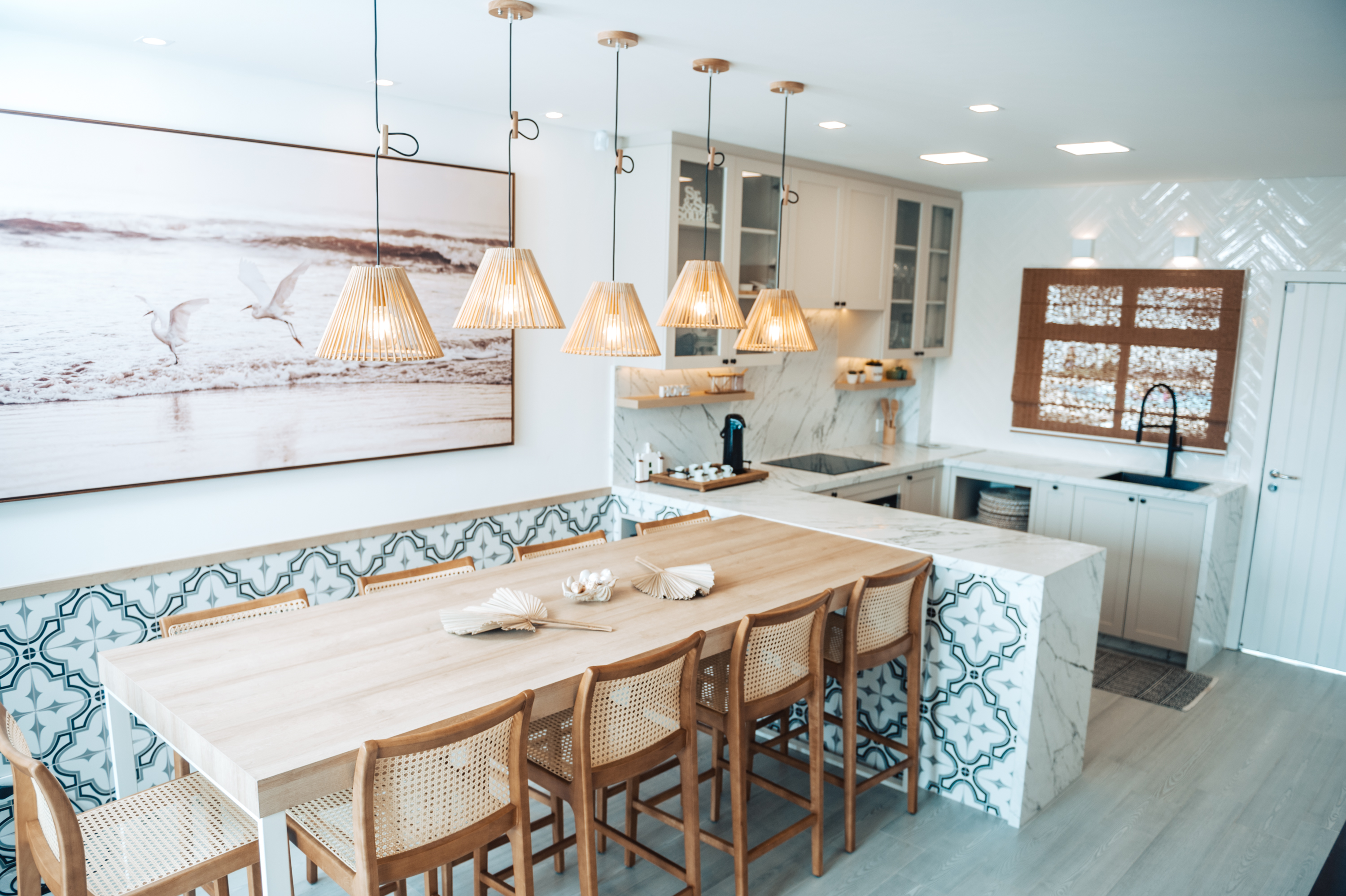 Arquiteta seguiu base branca e utilizou revestimentos cerâmicos em vários espaços da casa de praia.