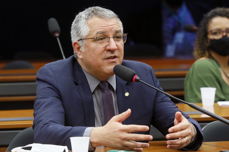 Projeto de lei de deputado do PT obriga empresas a contratarem travestis Projeto de lei de deputado do PT obriga empresas a contratarem travestis