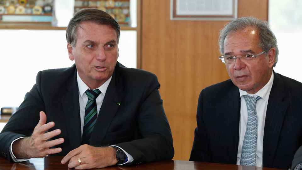 Gambiarra sobre gambiarra Bolsonaro deu sinal verde para renovação do auxílio emergencial, mas equipe de Paulo Guedes quer aprovação de um novo orçamento de guerra para dar segurança jurídica a nova rodada de pagamentos do benefício.