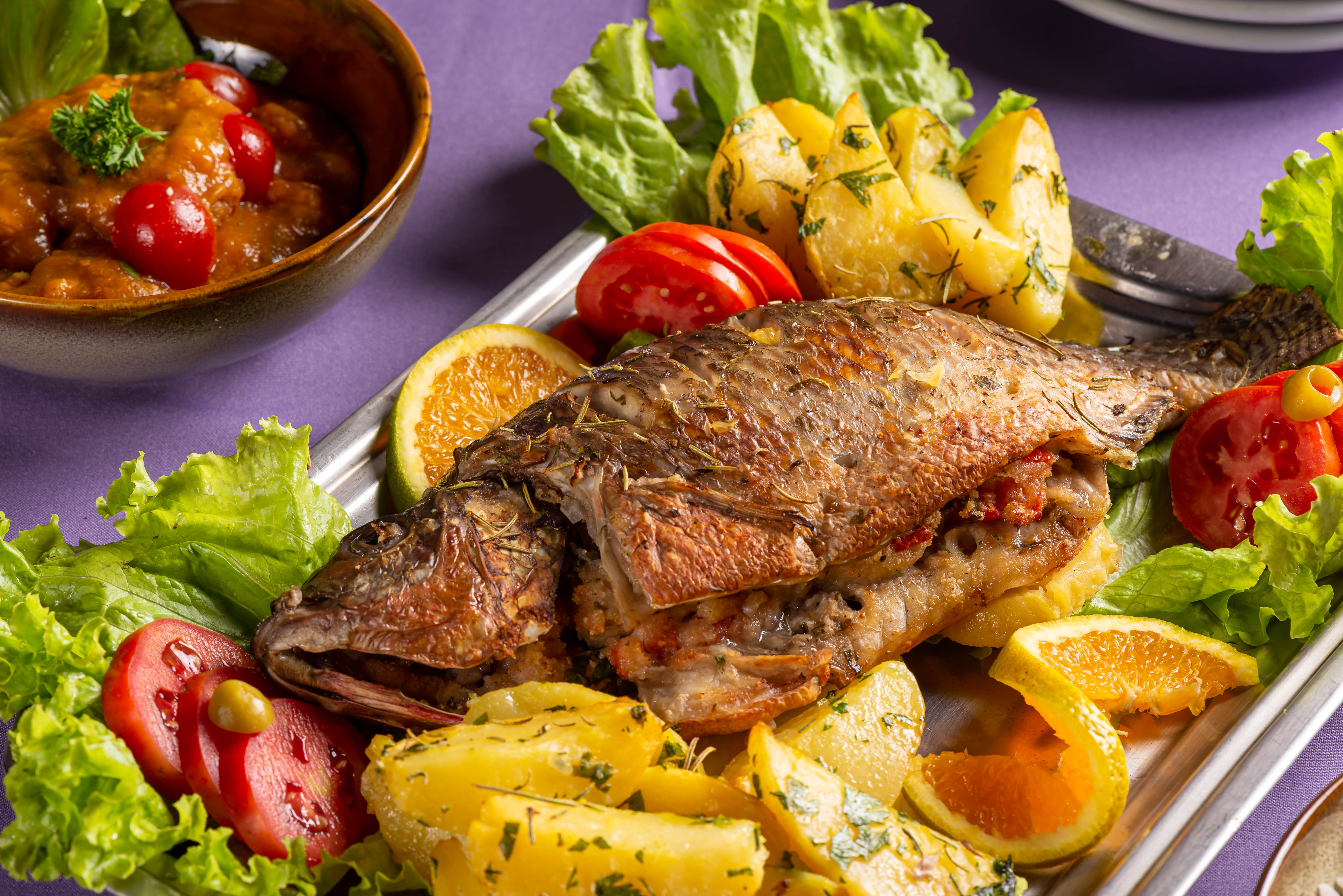 A tilápia é uma opção acessível e saborosa para os pratos de verão.