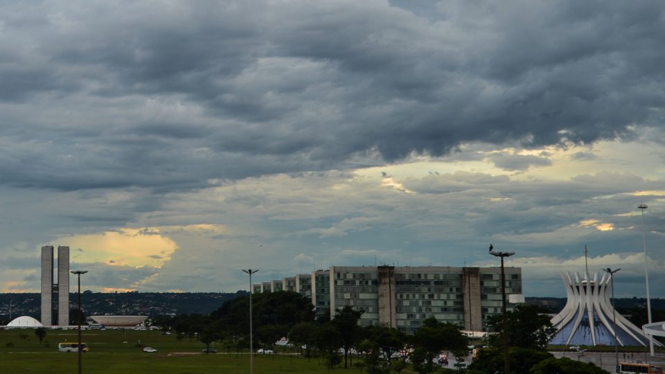 O Congresso Nacional, a Esplanada dos Ministérios e a Catedral de Brasília.