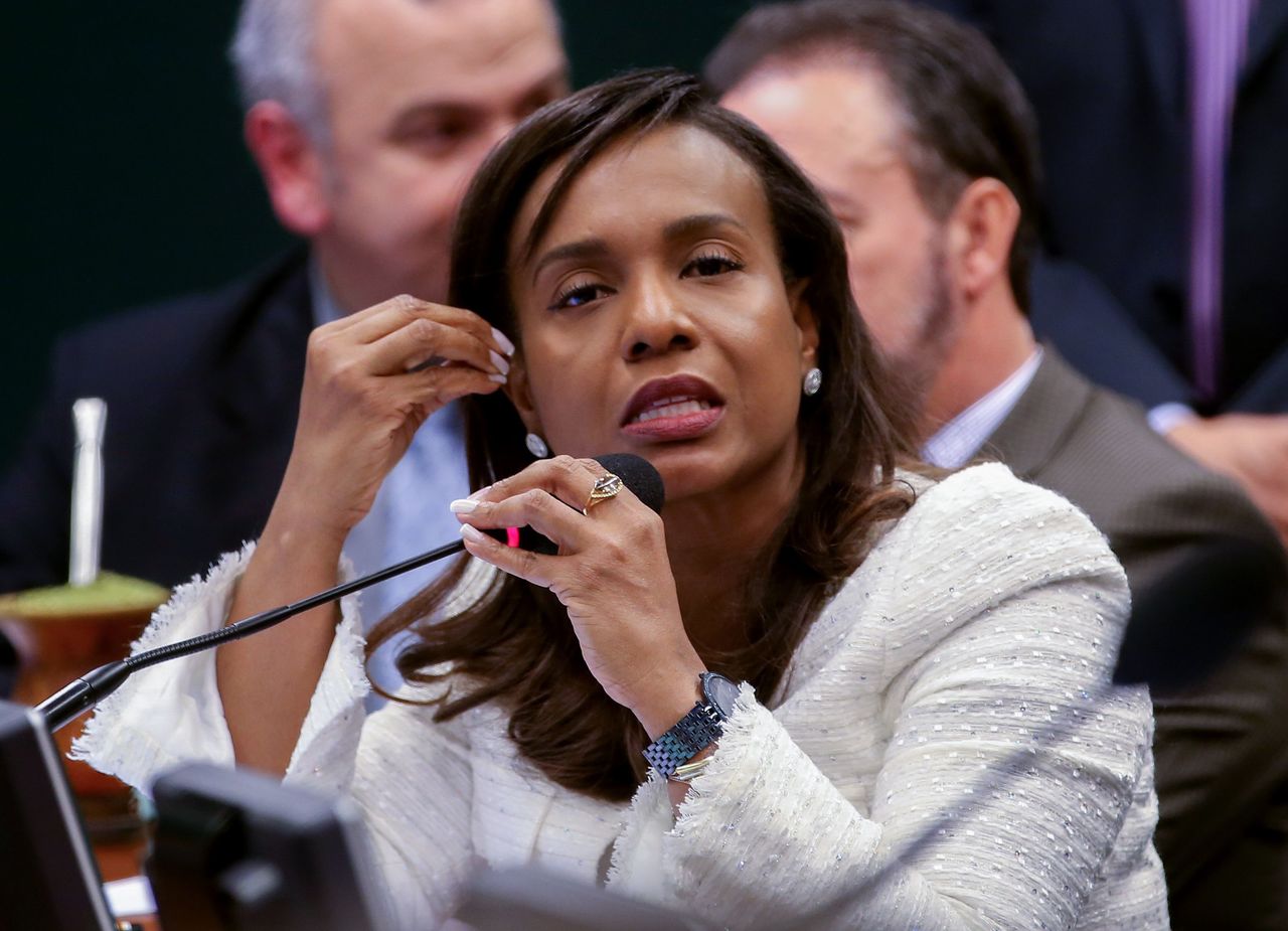 Tia Eron na reunião do Conselho de Ética da Câmara que definiu pela cassação do mandato do ex-deputado Eduardo Cunha, em 2016.