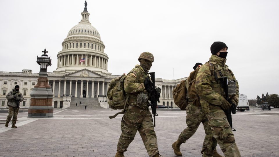 Membros da Guarda Nacional vigiam as proximidades do Capitólio no sábado, 13 de fevereiro, durante a continuação do julgamento do impeachment de Donald Trump.