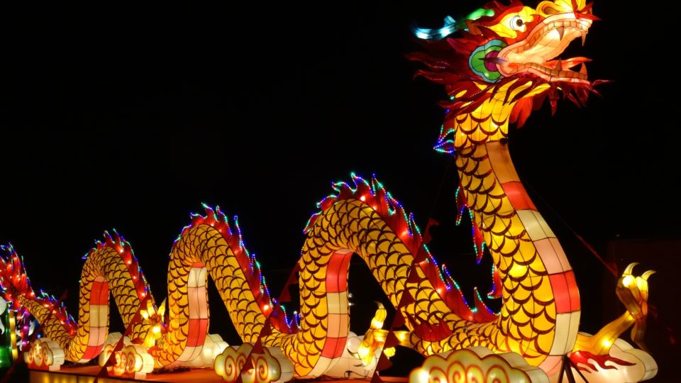 Carnaval 2021: como foi o primeiro dia de desfile das escolas de samba A Portela entrou na Sapucaí praticamente campeã, com o enredo Xi Jiping Nós Te Amamos, financiado pelo glorioso Partido Comunista chinês.