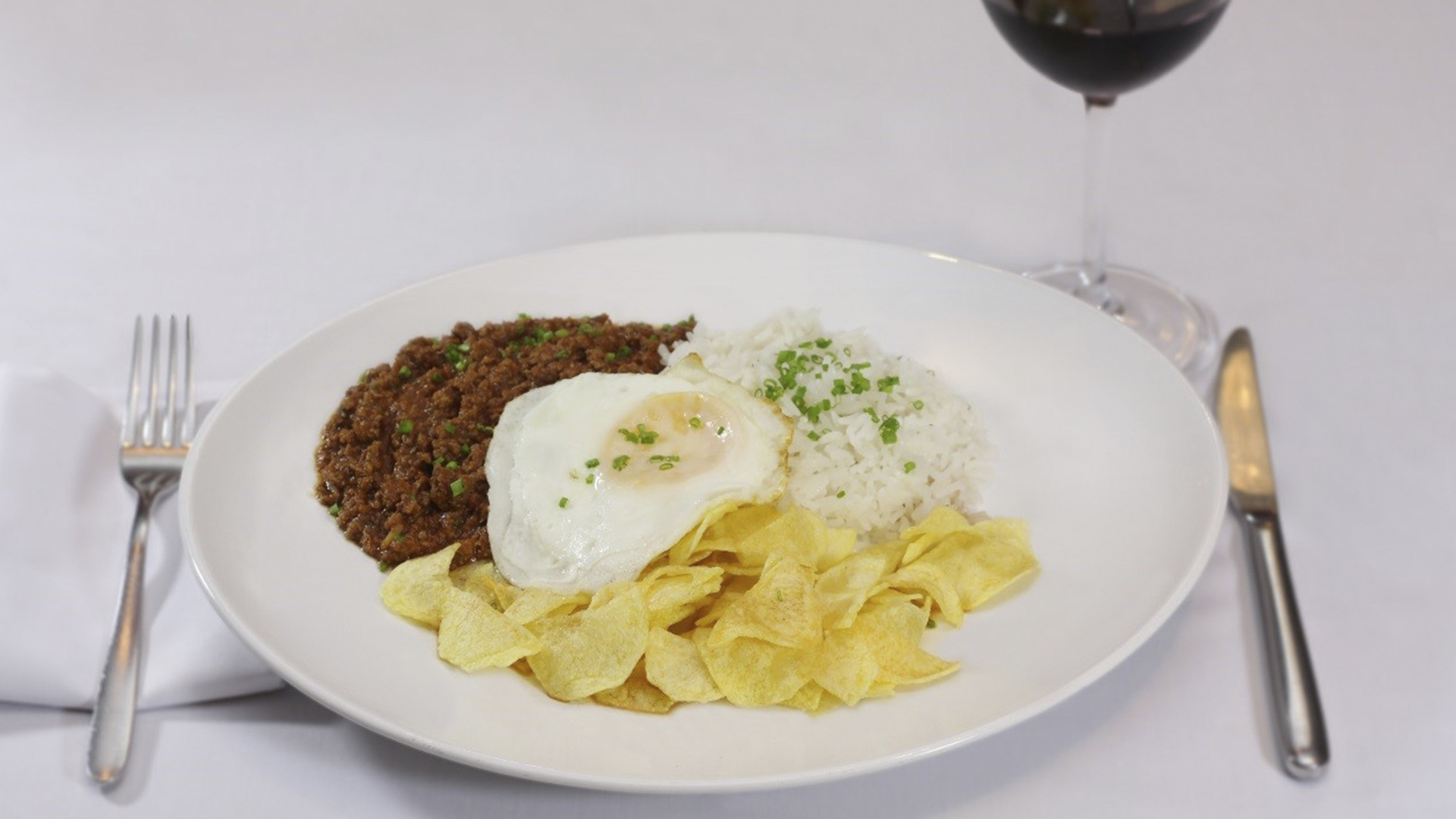 A união das culinárias italiana e brasileira resulta em pratos como o ragu bolognesa com ovo frito, arroz e fritas chips