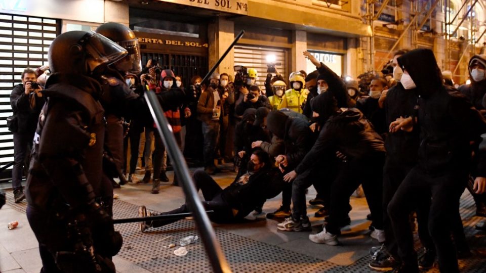 Prisão de rapper condenado por falar contra monarquia causa protestos na Espanha Membros da Polícia Nacional entram em confronto com manifestantes após protestos pela libertação do rapper espanhol Pablo Hasél, em Madri, 17 de fevereiro