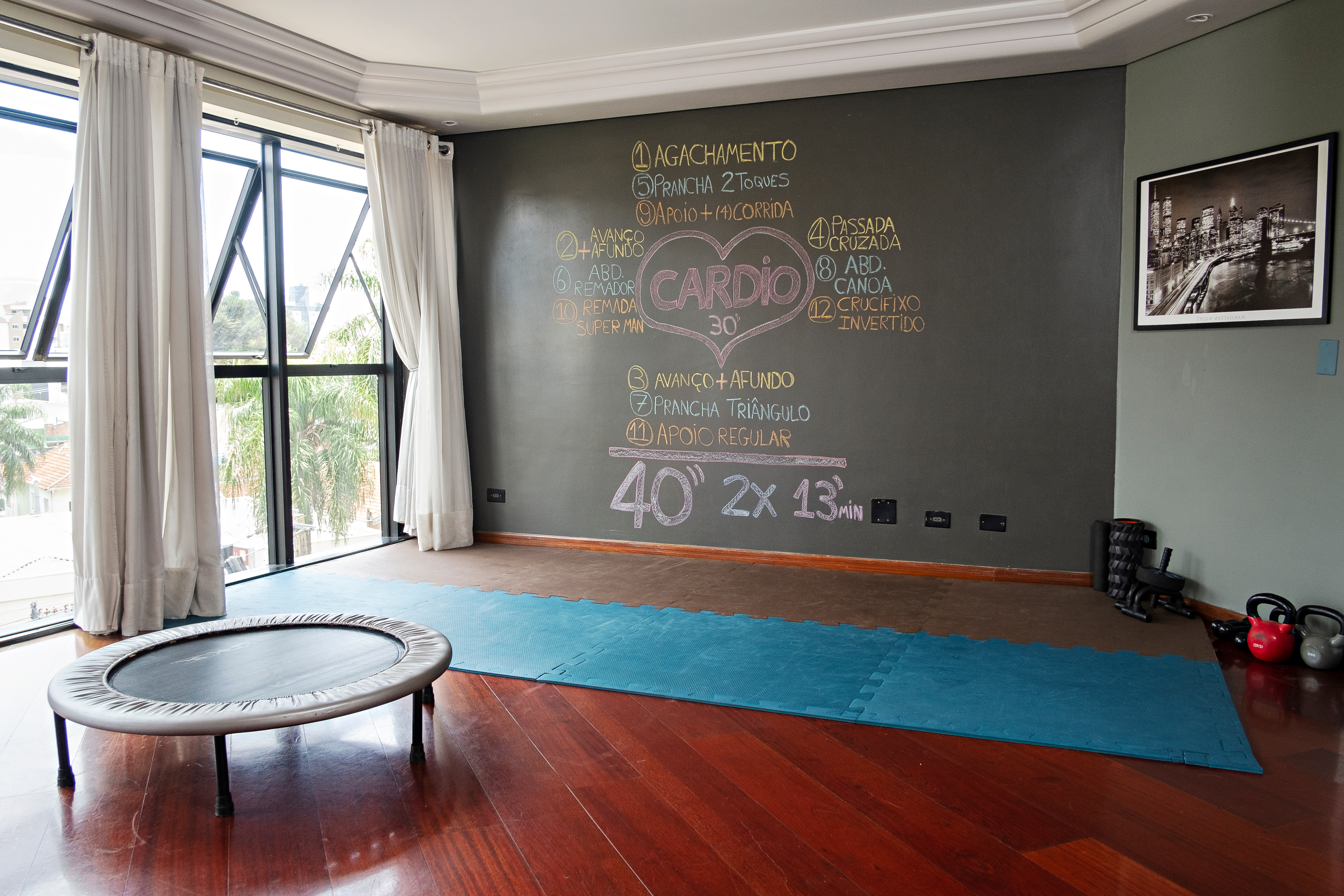 O casal Fernanda e Ênio decidiu transformar a sala de 35 m² em um espaço para treinos na pandemia.