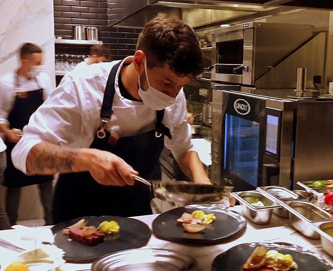 Lênin Palhano, um chef muito além dos simples sabores O chef Lênin Palhano finalizando pratos para serem servidos no Obst., o seu restaurante recém-inaugurado.