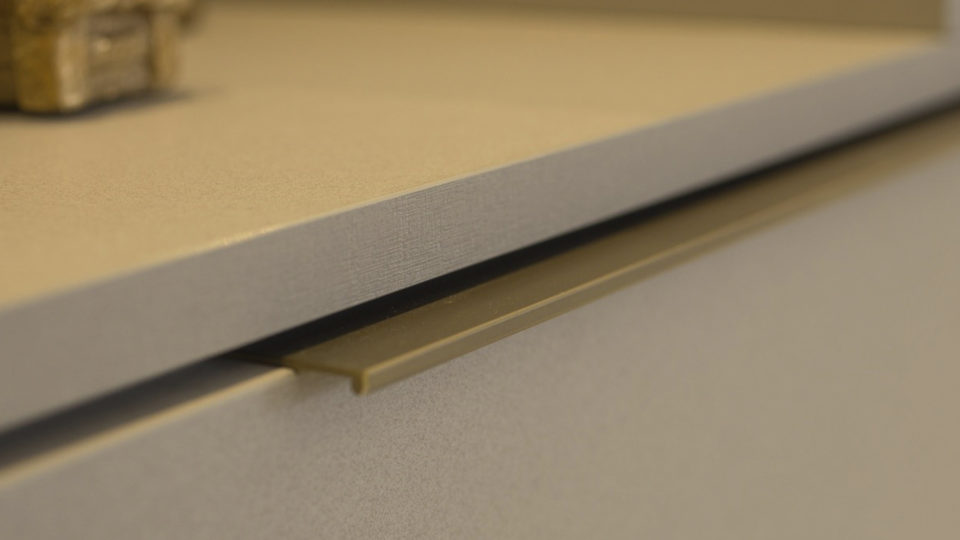 É possível investir sem medo em um painel de MDP de qualidade ou em MDF, estando atento aos cortes mais indicados pra cada material
