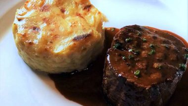 L’Épicerie homenageia Península Ibérica em noite de jantar harmonizado Tournedos de mignon ao molho roquefort e batatas gratinadas – o prato principal do jantar harmonizado do L’Épicerie.