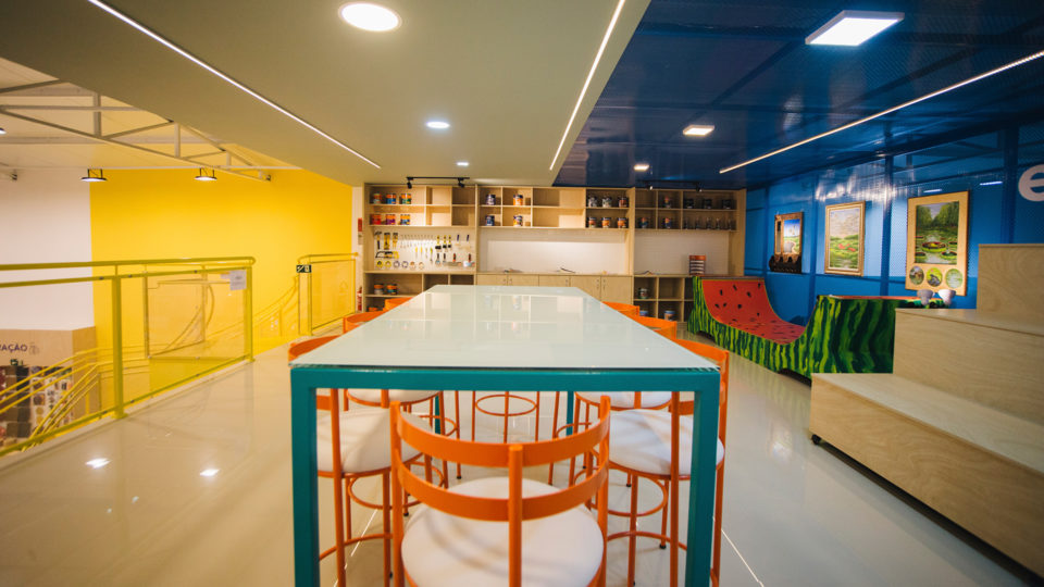 Sala de reunião da loja conceito da Tintas Verginia pode ser utilizada por profissionais com seus clientes.