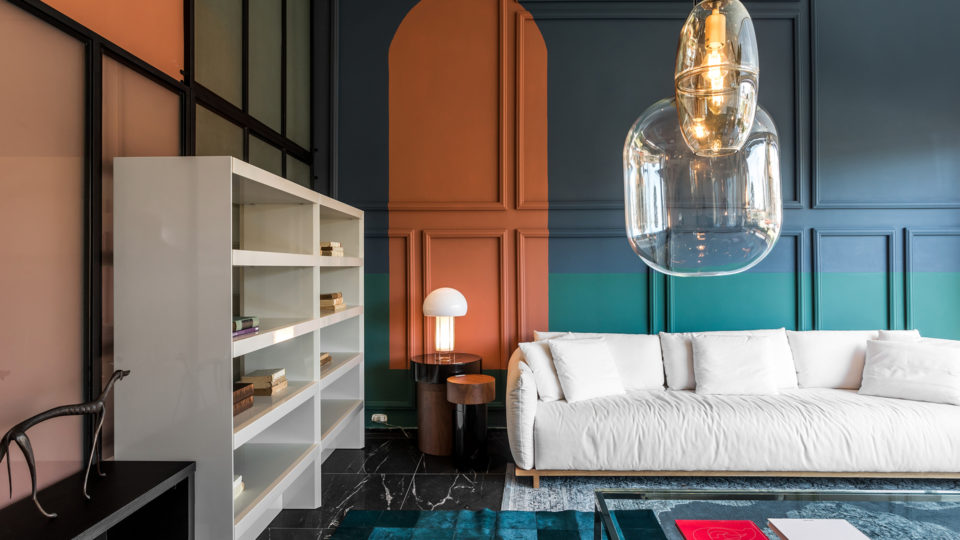 Composição ousada com tons calmos e convidativos de um living na Momentum, assinado pela Moca Arquitetura.