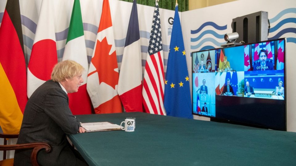 Líderes do G7 se comprometem a apoiar vacinação contra Covid-19 em países mais pobres O primeiro-ministro do Reino Unido, Boris Johnson, preside encontro virtual dos líderes do G7 em seu gabinete em Londres, 19 de fevereiro