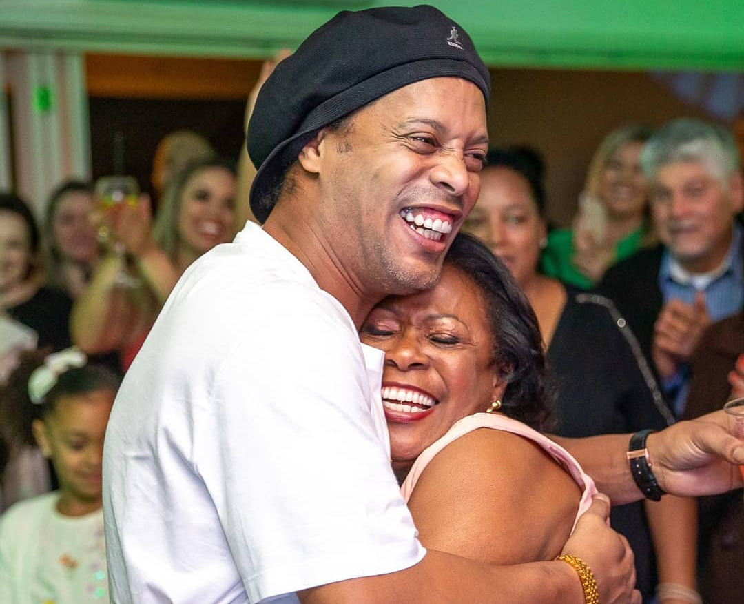 Aos 71 anos, mãe de Ronaldinho Gaúcho morre em decorrência da Covid-19