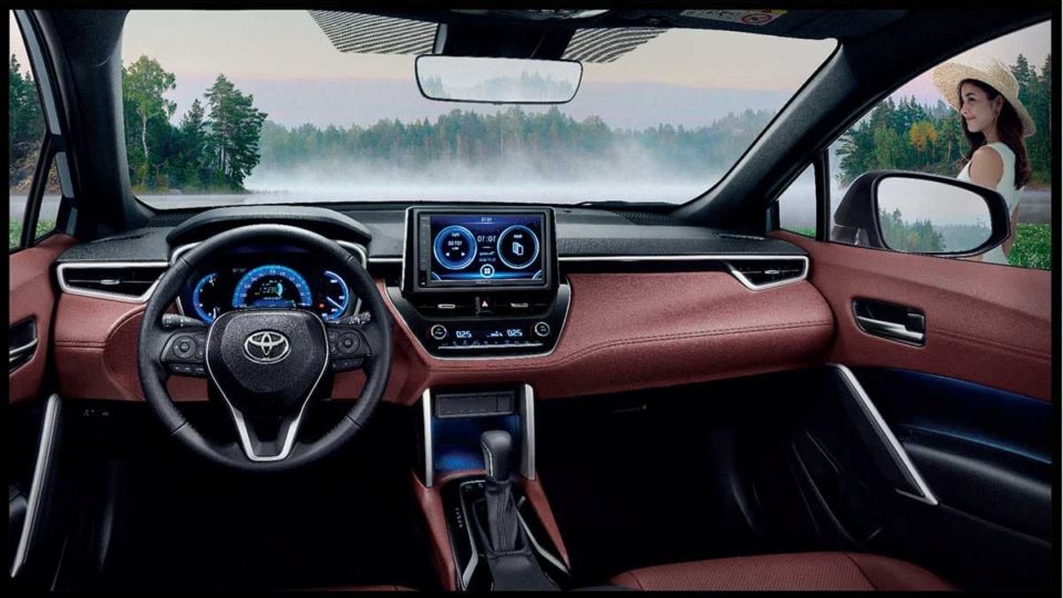Interior da versão híbrida do Toyota Cross