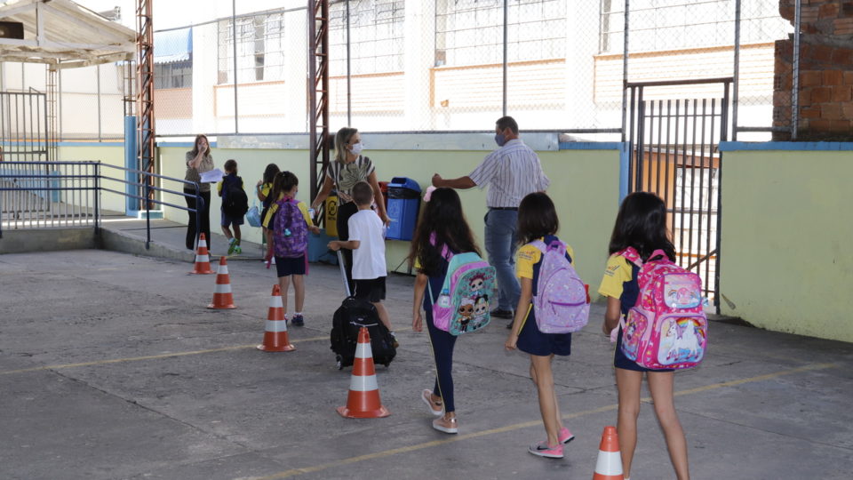Governo cogita MP para proibir que escolas exijam comprovante de vacina de crianças comprovante de vacina