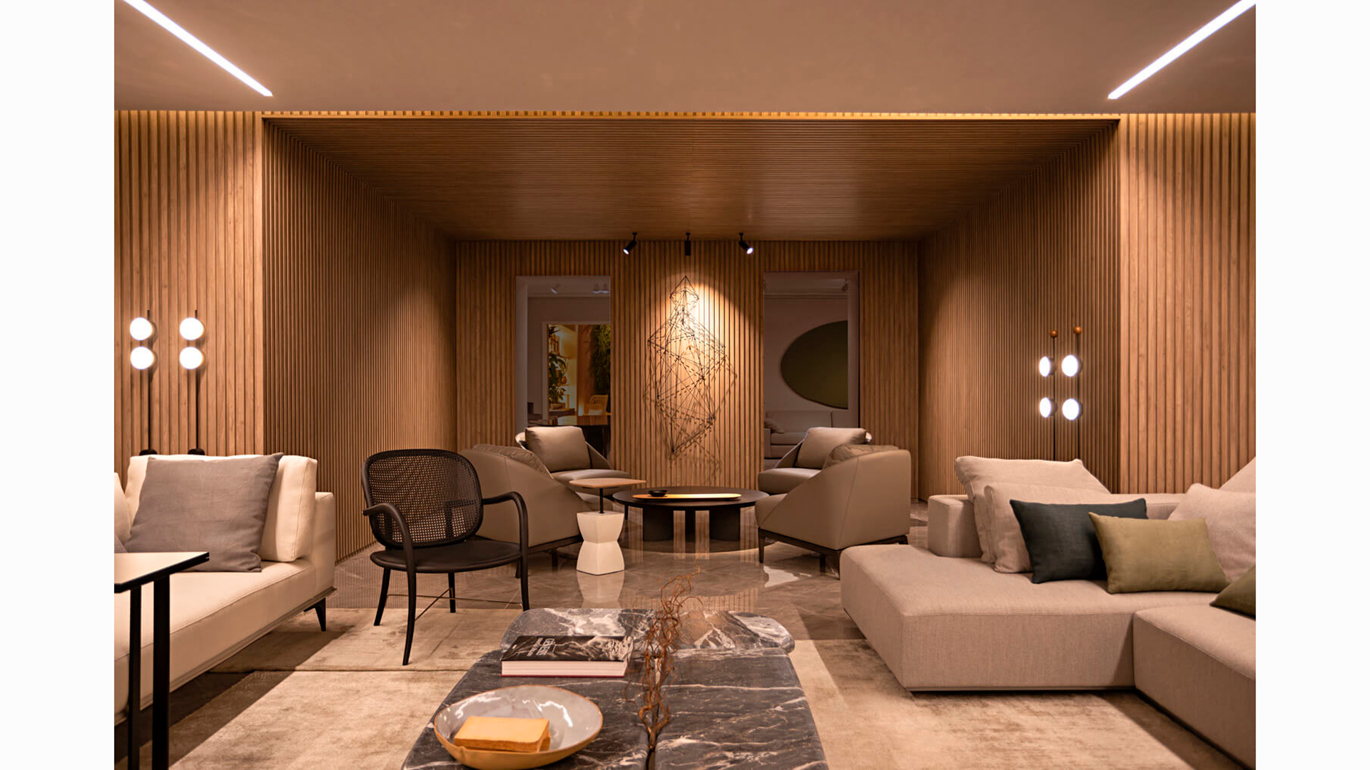 Ambiente de Priscilla Mueller na Mostra Artefacto Curitiba explora o amadeirado coringa Griseo, da Berneck.