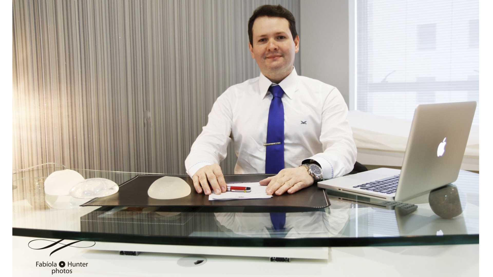 Referência em procedimentos estéticos, o Dr. Leo Fernandes faz questão de manter um atendimento humanizado aos seus pacientes