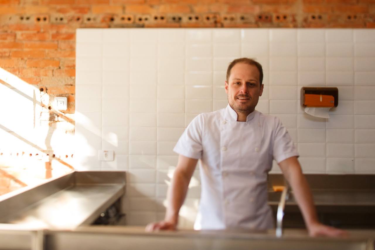 Eduardo Richard, na cozinha do Lemí. (Foto: Divulgação) Eduardo Richard, na cozinha do Lemí. (Foto: Divulgação)