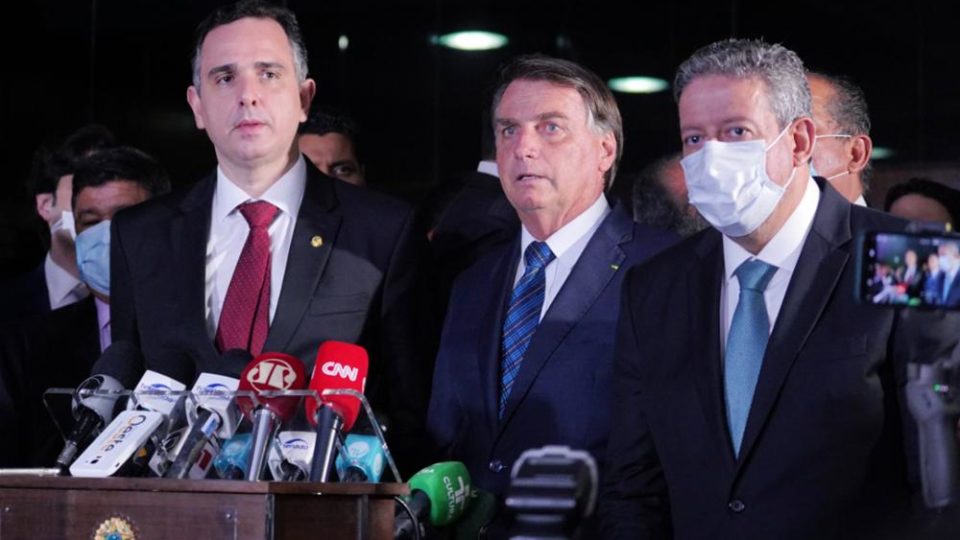 Bolsonaro edita medida provisória que acelera a privatização da Eletrobras Presidente Jair Bolsonaro entregou pessoalmente ao Congresso a MP que acelera a privatização da Eletrobras. Na foto, ao lado de Rodrigo Pacheco e Arthur Lira.