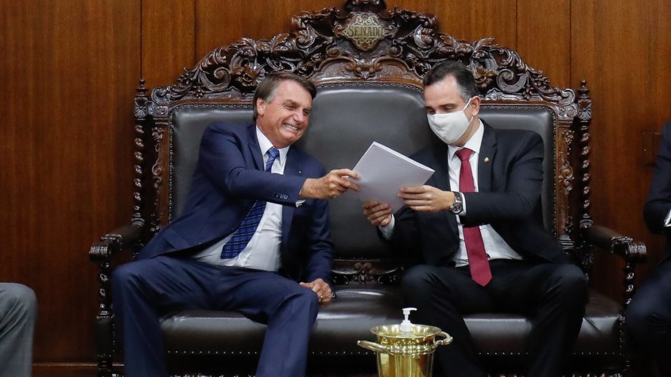 Bolsonaro entregou ao presidente do Senado, Rodrigo Pacheco, o texto da medida provisória que acelera a privatização da Eletrobras.