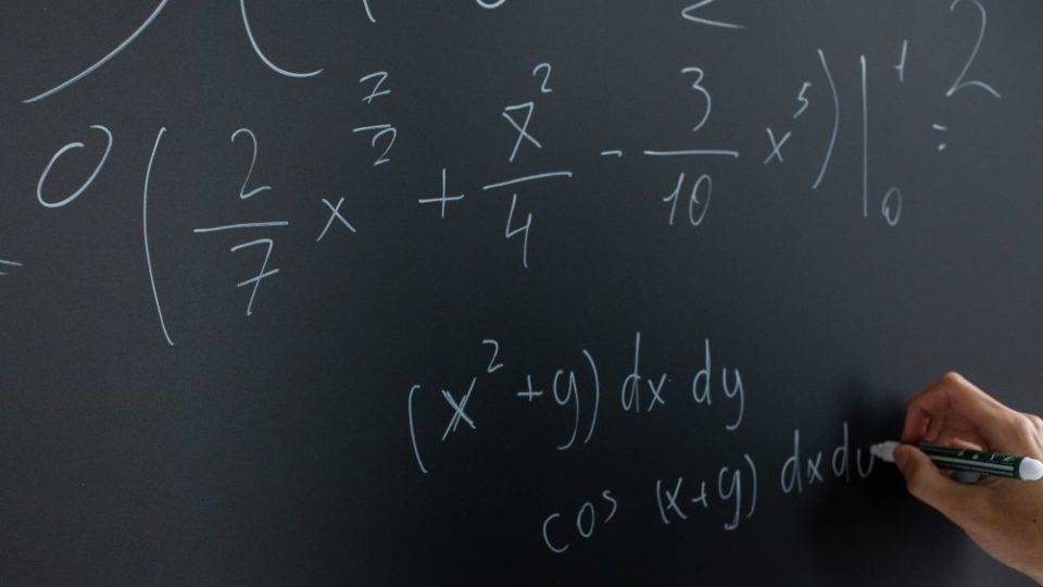 95% dos estudantes terminam ensino médio sem conhecimento esperado em matemática Matemática