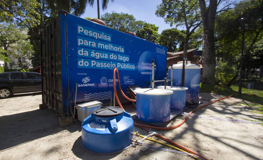 Experiência com nanobolhas pode mudar cor da água do lago do Passeio Público A Sanepar está fazendo estudos de aplicação da tecnologia de nanobolhas para melhorar a qualidade da água das lagoas do Passeio Público, em Curitiba. – Foto: André Thiago