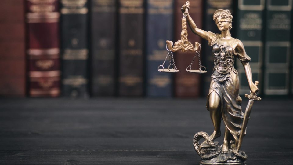 Desembargadora, na verdade, não foi punida, foi premiada: não precisa mais trabalhar e continua ganhando a mesma coisa.