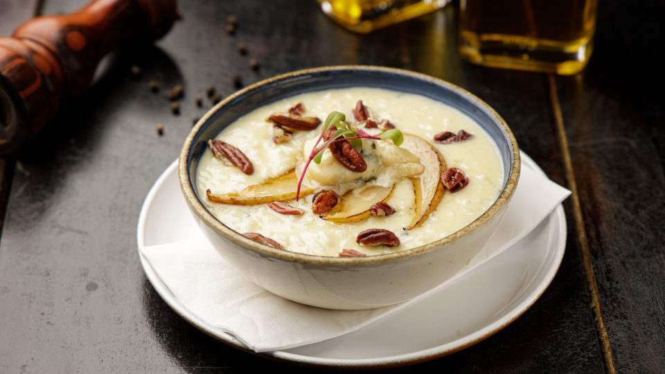Recorde de restaurantes, menus vegetarianos e 3 opções de preços: conheça as novidades do Festival Bom Gourmet Opções vegetarianas em menus completos com entrada, prato principal e sobremesa é uma das novidades desta edição do Festival Bom Gourmet. Pratos exclusivos como o risoto de gorgonzola com peras confitadas ao chardonnay e mel, finalizado com nozes-pecã, do La Vaca Steakhouse, é uma das opções que podem ser conferidas no site do Festival.