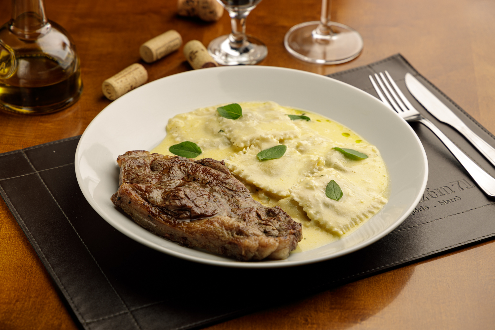 Chorizo com ravióli de muçarela de búfala e pesto ao molho Alfredo, opção do menu do jantar do Armazém 71 Cucina - Vino. Chorizo com ravióli de muçarela de búfala e pesto ao molho Alfredo, opção do menu do jantar do Armazém 71 Cucina - Vino.