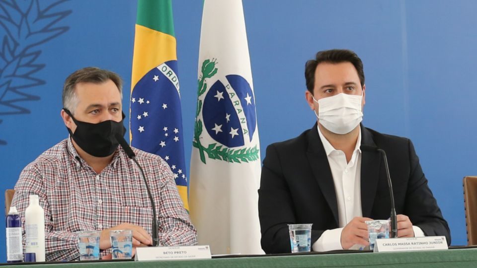 Governo do Paraná prepara decreto para ampliar toque de recolher Secretário estadual de Saúde Beto Preto e o governador Ratinho Jr.