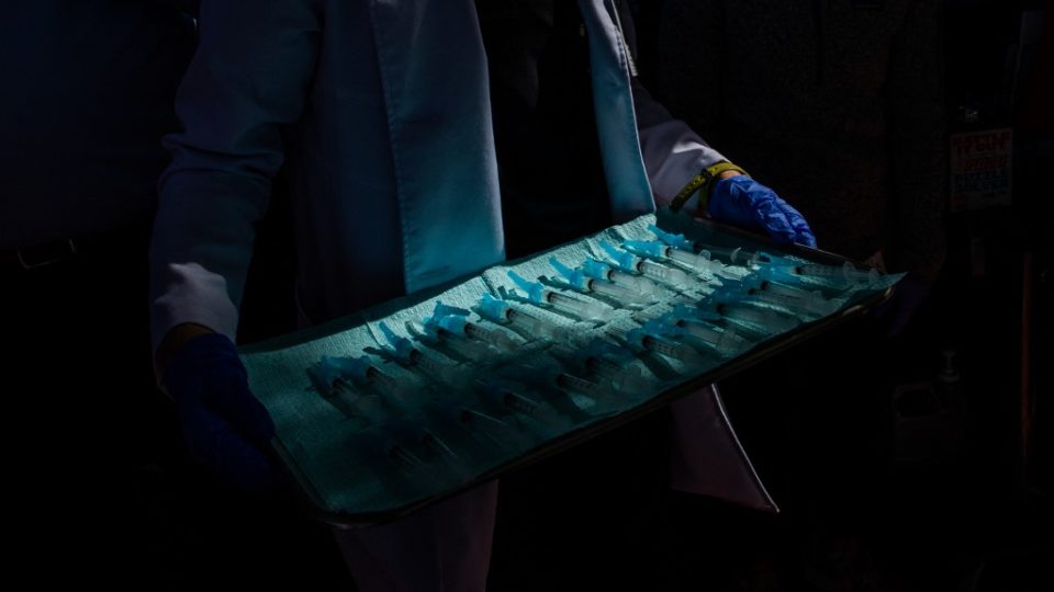 Poder multiplicador de uma dose de vacina Assistente médica transporta doses da vacina contra Covid-19 da Moderna que serão aplicadas em centro de vacinação em Los Angeles, EUA, 16 de fevereiro