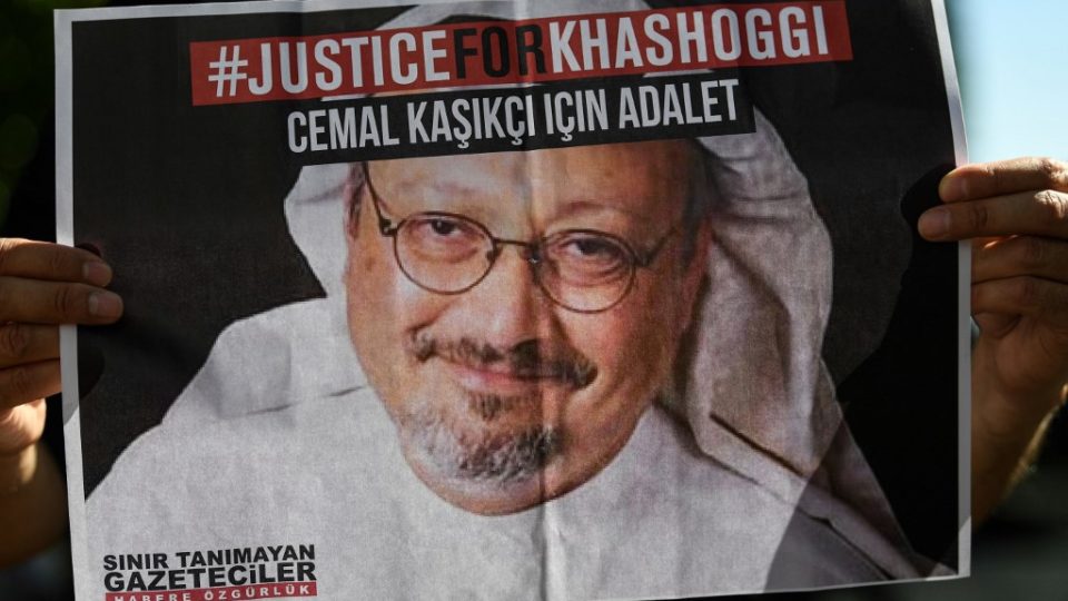 Príncipe saudita aprovou assassinato de jornalista, diz inteligência dos EUA Amigos do jornalista Jamal Khashoggi, assassinado em 2018, protestam no segundo aniversário de sua morte. Segundo relatório de inteligência dos EUA, o príncipe Mohammed bin Salman aprovou o assassinato