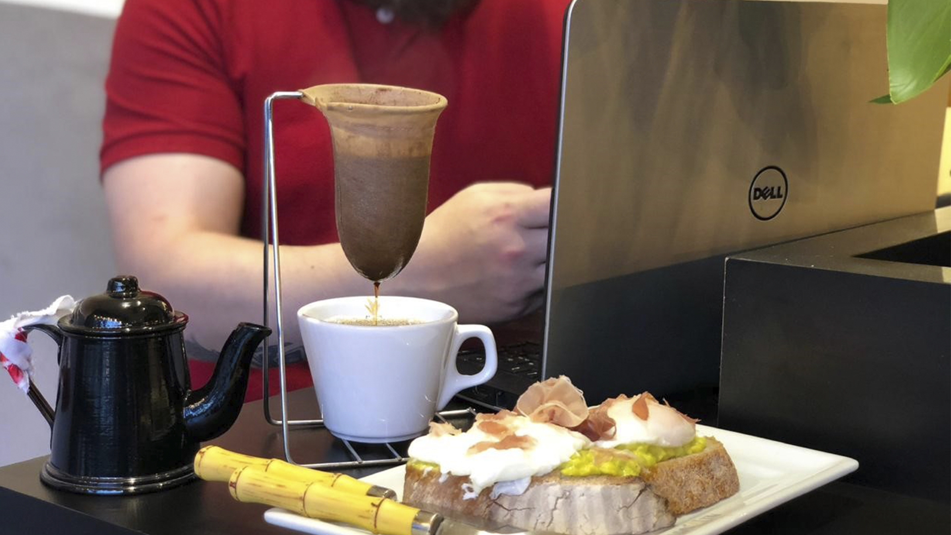 Café coado na mesa é o diferencial para clientes que desejam passar o dia trabalhando no All Natural, que também serve tartine com ovo poché.