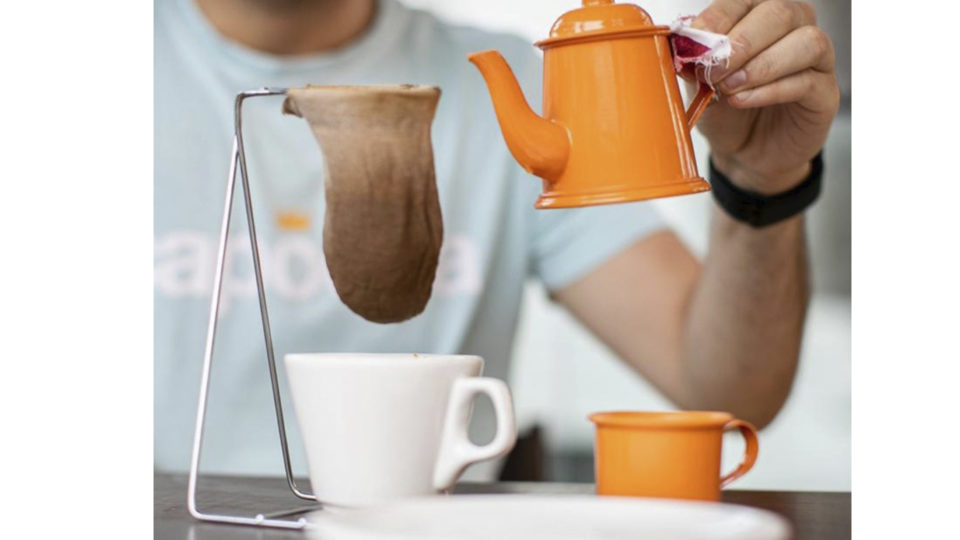 O café pode ser degustado ao natural, com leite ou com leite de coco, para diversificar.