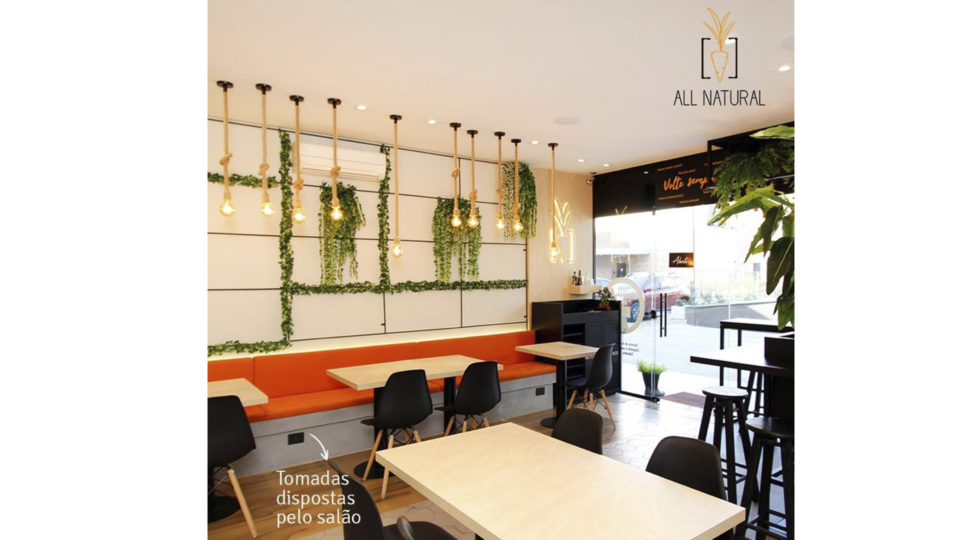 Com estacionamento gratuito e tomadas dispostas pelo salão, All Natural é ambiente agradável para trabalhar, estudar ou fazer reuniões.