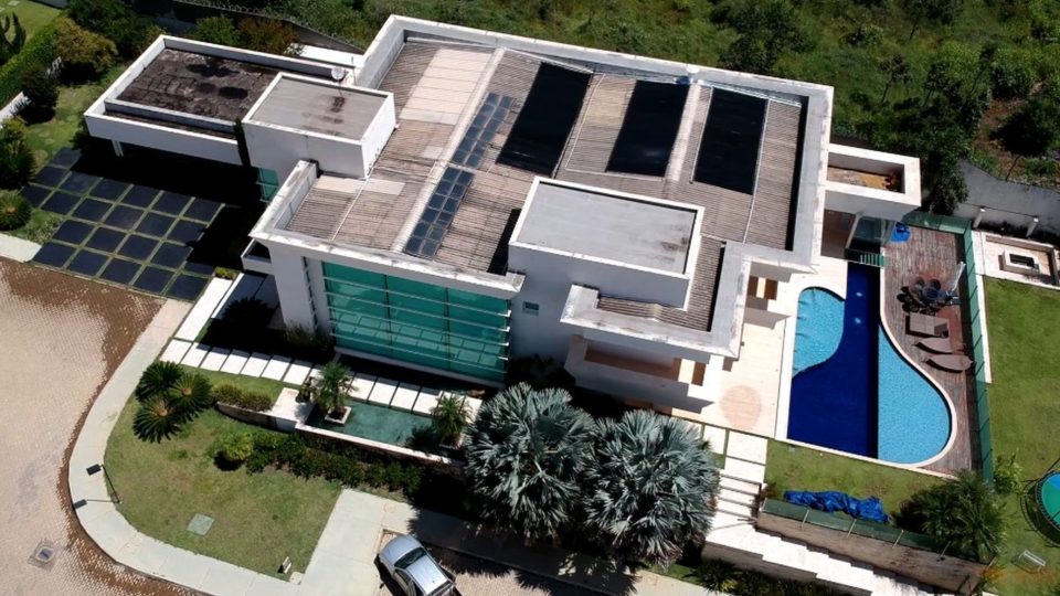 A mansão de R$ 6 milhões e os negócios imobiliários de Flávio Bolsonaro Mansão de Flávio Bolsonaro