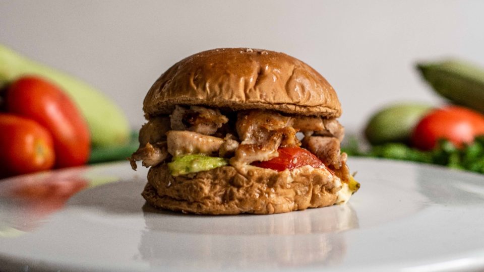 Eat&Fit lança linha saudável de hambúrgueres. Cada um mais gostoso que o outro A linha de hambúrgueres saudáveis da Eat&Fit já está disponível pelo delivery.
