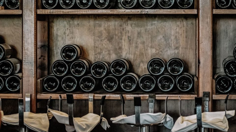 Indústrias de cerveja e vinho terão falta de garrafas de vidro até a metade do ano Garrafas vinho