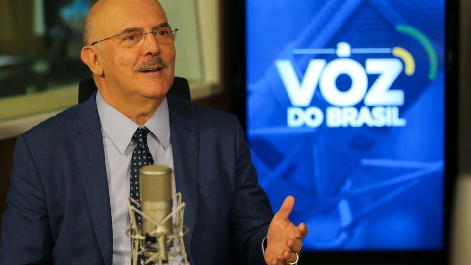 Ministro da Educação defende aulas presenciais e fala sobre suspeitas de desvios de verbas Ministro da Educação