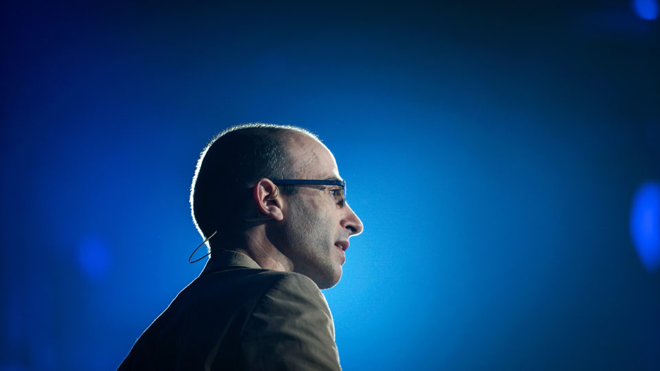 O que Harari diz sobre ESG, ditaduras digitais e bigtechs O filósofo israelense Yuval Noah Harari é o autor do best-seller Sapiens – Uma Breve História da Humanidade.