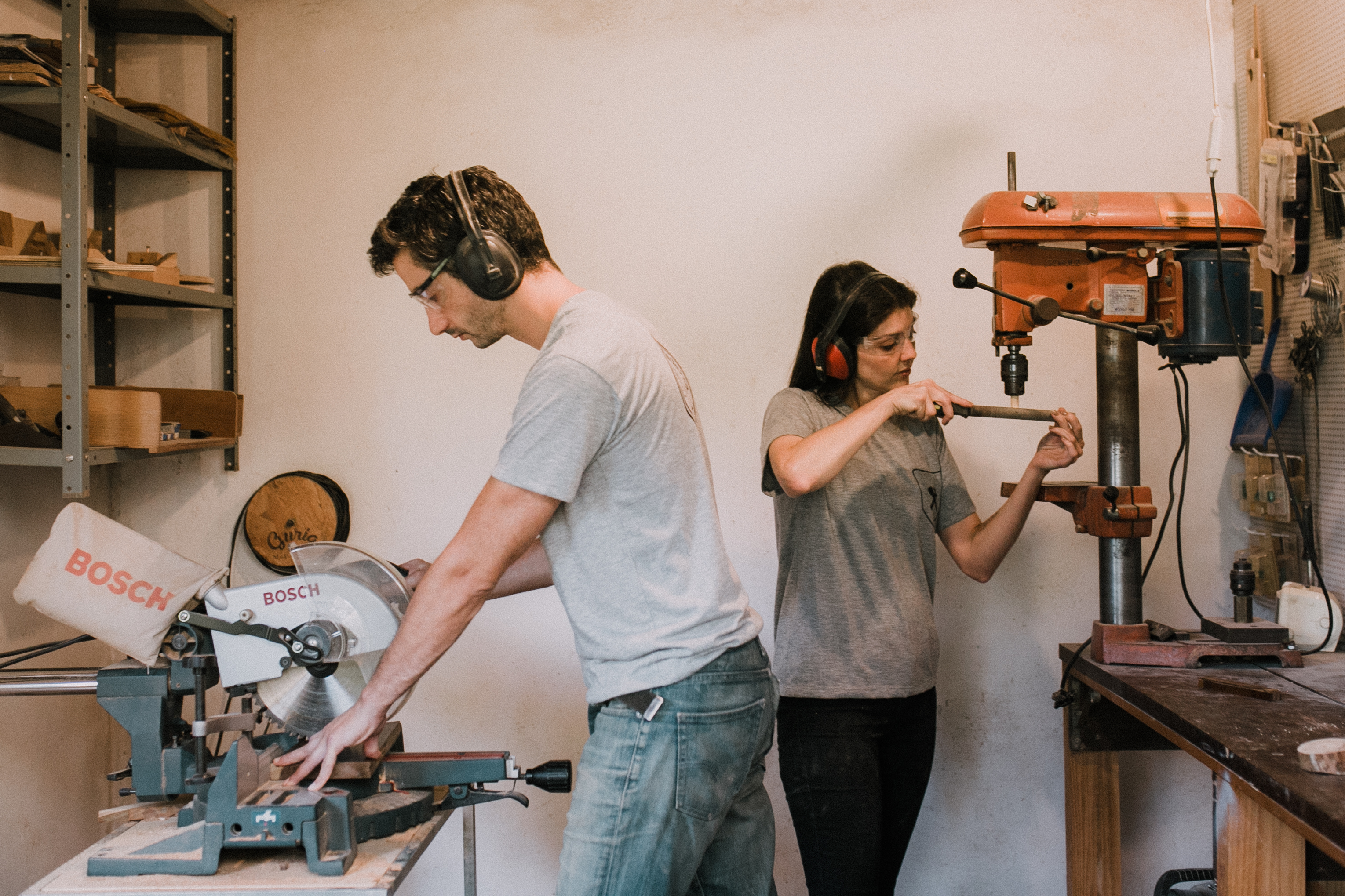 Diogo e Juliana na oficina da marca, que fica junto da casa do casal. Foto: Larissa Guimarães/Divulgação. Diogo e Juliana na oficina da marca, que fica junto da casa do casal. Foto: Larissa Guimarães/Divulgação.