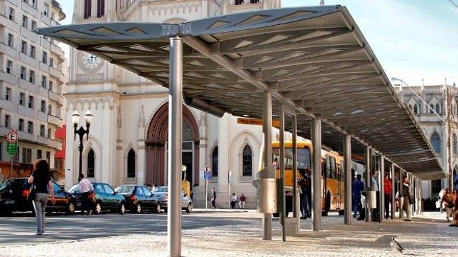 Obras públicas, como o abrigo para pontos de ônibus em Curitiba, que lembra uma araucária, também é de Coelho. Obras públicas, como o abrigo para pontos de ônibus em Curitiba, que lembra uma araucária, também é de Coelho.