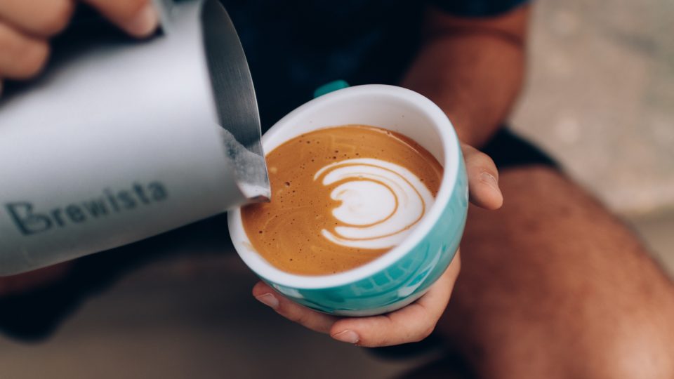 Campeonato de LatteArt com leite vegetal valoriza a arte de servir café com leite vaporizado Campeonato de LatteArt com leite vegetal valoriza a arte de servir café com leite vaporizado