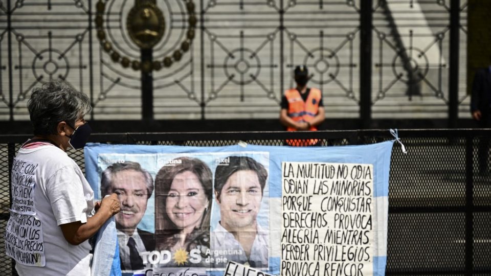 Inflação de alimentos dispara na Argentina após meses de controle de preços Uma mulher ao lado de imagens do presidente da Argentina Alberto Fernandez (L), da vice-presidente Cristina Fernandez de Kirchner (C) e do governo de Buenos Aires Axel Kicillof, fora do Congresso Nacional, enquanto o presidente faz seu discurso anual sobre o Estado da Nação marcar a abertura da sessão de 2021 do Congresso, em Buenos Aires, em 1.º de março de 2021. Imagem ilustrativa.