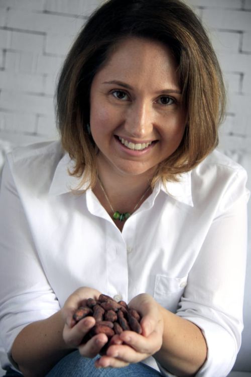 Bibiana Schneider é sócia-fundadora da premiada chocolateria Cuore di Cacao, inaugurada há 17 anos em Curitiba e referência no processo artesanal bean to bar. A Cuore foi a primeira chocolateria brasileira a participar do Salon du Chocolat de Paris em 2007. Bibiana Schneider é sócia-fundadora da premiada chocolateria Cuore di Cacao, inaugurada há 17 anos em Curitiba e referência no processo artesanal bean to bar. A Cuore foi a primeira chocolateria brasileira a participar do Salon du Chocolat de Paris em 2007.