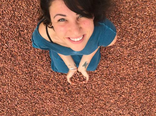 Kassiany Dalmora é criadora da Caos Chocolate, fábrica artesanal de chocolate bean to bar que trabalha com microlotes limitados. Ela tem mestrado em Biotecnologia Industrial no setor agroalimentar e cursa pós-graduação em chocolataria. Kassiany Dalmora é criadora da Caos Chocolate, fábrica artesanal de chocolate bean to bar que trabalha com microlotes limitados. Ela tem mestrado em Biotecnologia Industrial no setor agroalimentar e cursa pós-graduação em chocolataria.